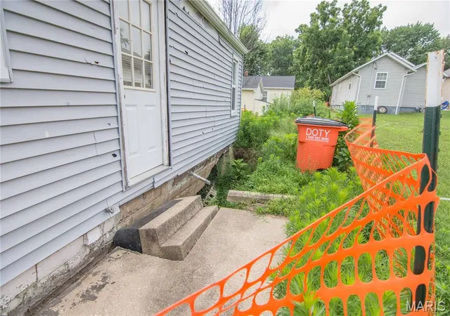 2nd image of 415 N Locust St, Vandalia, IL 62471 | MLS# MIS26042807
