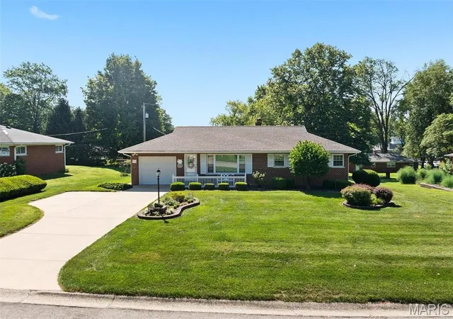 Photo 1 of Sale Pending at 112 Cresthaven Dr, Belleville, IL 62221 | MLS# MIS26042832 | Listing updated on 2026-08-24