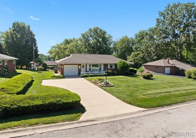 Photo 3 of Sale Pending at 112 Cresthaven Dr, Belleville, IL 62221 | MLS# MIS26042832 | Listing updated on 2026-08-24