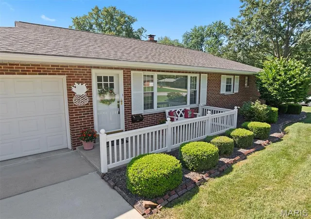 Photo 3 of Sale Pending at 112 Cresthaven Dr, Belleville, IL 62221 | MLS# MIS26042832 | Listing updated on 2026-08-24