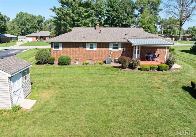 Photo 4 of Sale Pending at 112 Cresthaven Dr, Belleville, IL 62221 | MLS# MIS26042832 | Listing updated on 2026-08-24