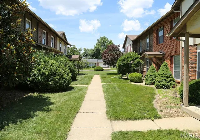 3rd image of 27 Park Charles Blvd, St Peters, MO 63376