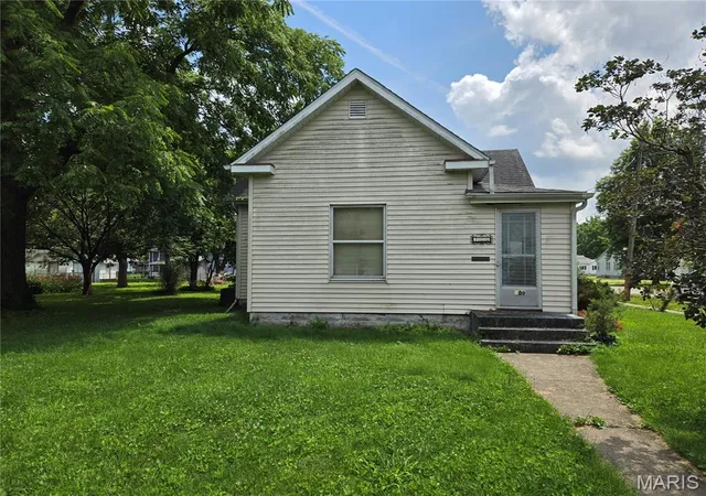 Homes for sale in Staunton, IL | 700 Montgomery St, Staunton, IL 62088 | MLS# MIS26042896