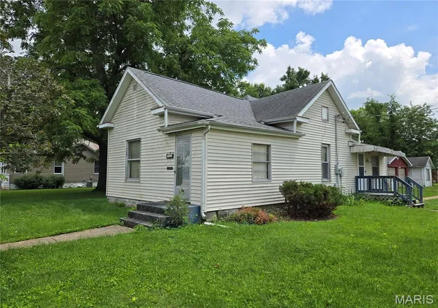 Homes for sale in Staunton, IL | 700 Montgomery St, Staunton, IL 62088 | MLS# MIS26042896