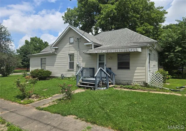 Homes for sale in Staunton, IL | 700 Montgomery St, Staunton, IL 62088 | MLS# MIS26042896