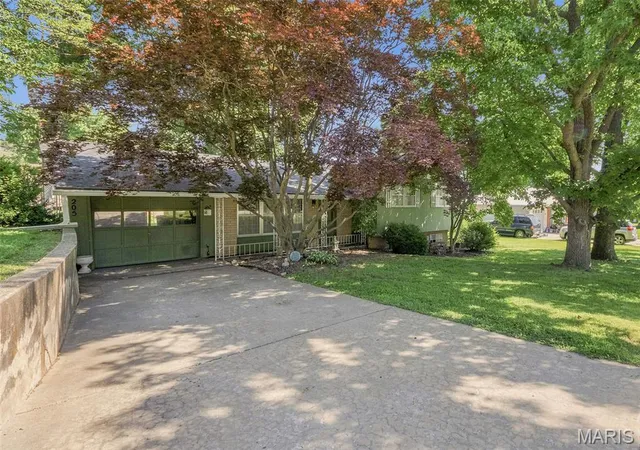 Homes for sale in Elsberry, MO | 205 Hillcrest Dr, Elsberry, MO 63343 | MLS# MIS26042915