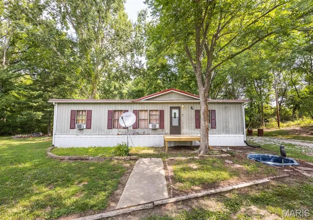 1st image of 19 S Washington St, Lenzburg, IL 62255 | MLS# MIS26042933