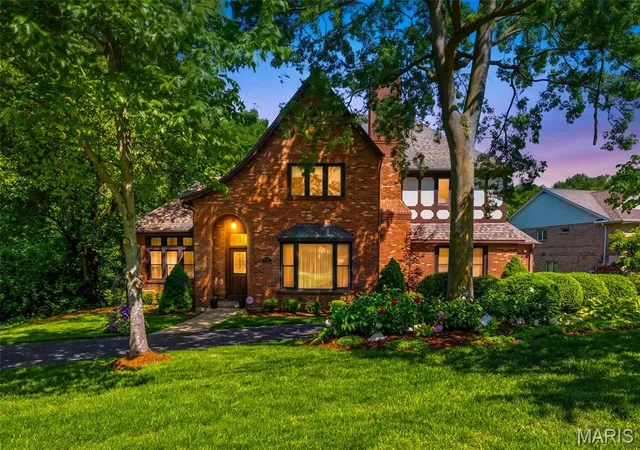 Photo 1 of Sale Pending at 12461 W Watson Rd, Saint Louis, MO 63127 | MLS# MIS26042942 | Listing updated on 2026-08-27