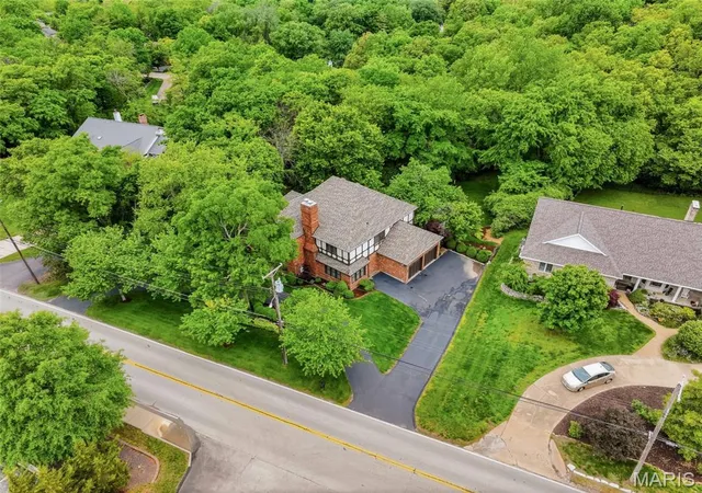 Photo 3 of Sale Pending at 12461 W Watson Rd, Saint Louis, MO 63127 | MLS# MIS26042942 | Listing updated on 2026-08-27
