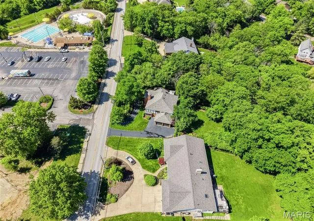 Photo 4 of Sale Pending at 12461 W Watson Rd, Saint Louis, MO 63127 | MLS# MIS26042942 | Listing updated on 2026-08-27