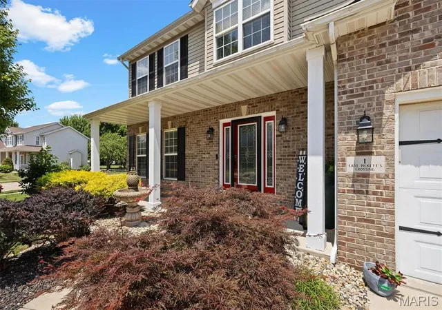 Homes for sale in Edwardsville, IL | 1 E Picketts Xing, Edwardsville, IL 62025 | MLS# MIS26042946