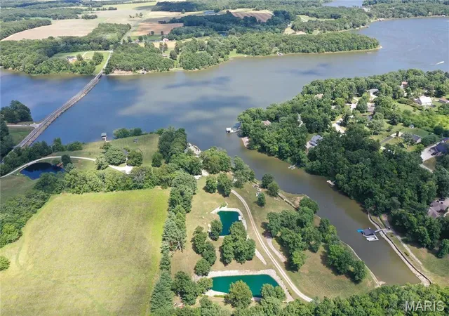 Homes for sale in Hillsboro, IL | 1 Fox Hollow Dr, Hillsboro, IL 62049 | MLS# MIS26042958
