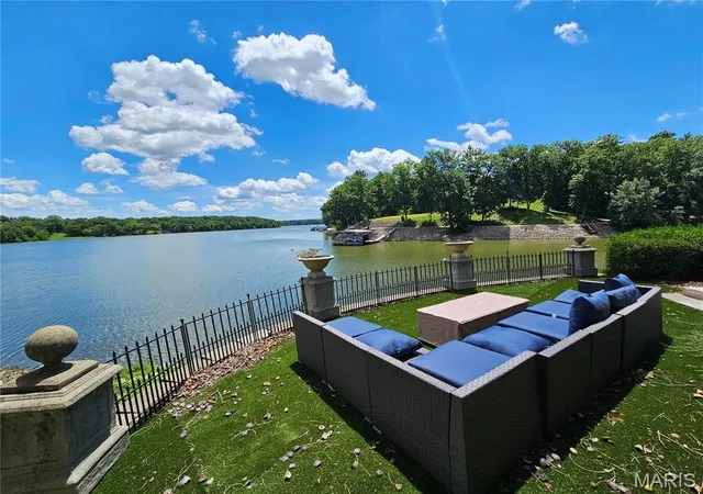 Homes for sale in Hillsboro, IL | 1 Fox Hollow Dr, Hillsboro, IL 62049 | MLS# MIS26042958