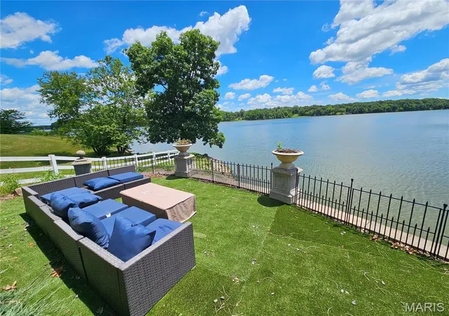 Homes for sale in Hillsboro, IL | 1 Fox Hollow Dr, Hillsboro, IL 62049 | MLS# MIS26042958