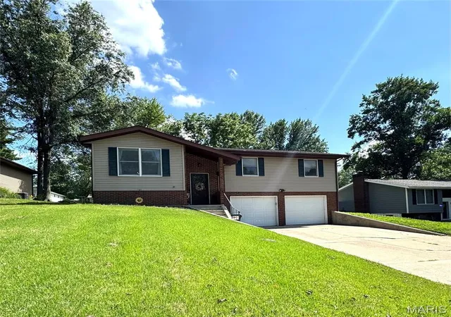 Homes for sale in Carlyle, IL | 145 Lake Vista Dr, Carlyle, IL 62231 | MLS# MIS26042973