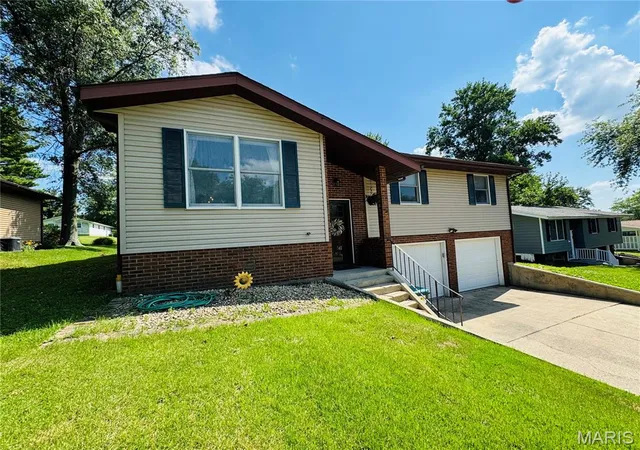 Homes for sale in Carlyle, IL | 145 Lake Vista Dr, Carlyle, IL 62231 | MLS# MIS26042973