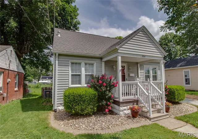 3rd image of 3116 Burton St, Alton, IL 62002 | MLS# MIS26042980