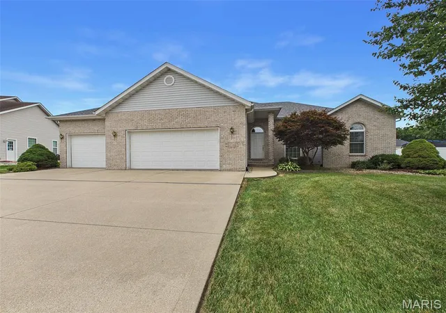 Homes for sale in Bethalto, IL | 26 Woodcrest Dr, Bethalto, IL 62010 | MLS# MIS26042982