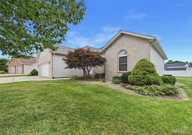 Homes for sale in Bethalto, IL | 26 Woodcrest Dr, Bethalto, IL 62010 | MLS# MIS26042982