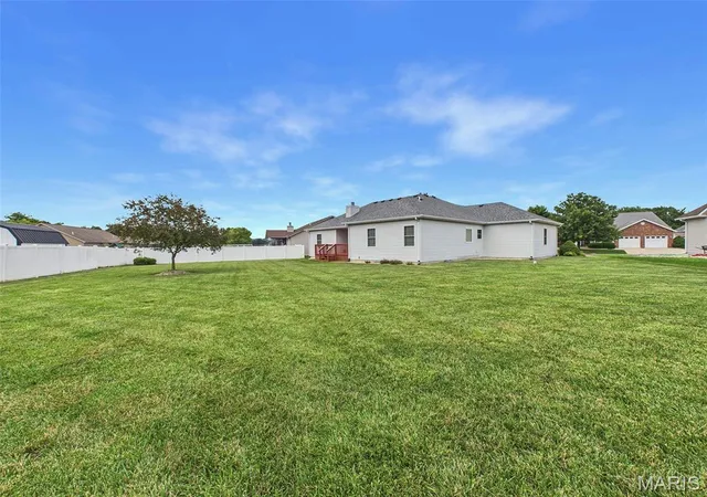 Homes for sale in Bethalto, IL | 26 Woodcrest Dr, Bethalto, IL 62010 | MLS# MIS26042982
