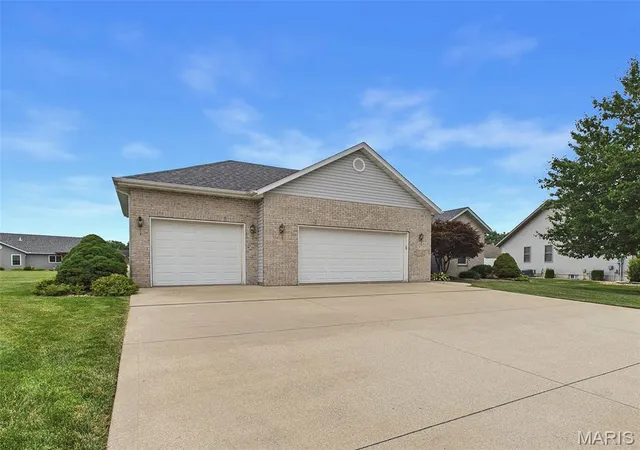 Homes for sale in Bethalto, IL | 26 Woodcrest Dr, Bethalto, IL 62010 | MLS# MIS26042982