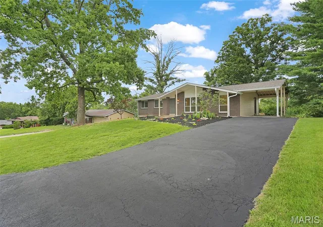 Homes for sale in Saint Louis, MO | 1036 Orchard Lakes Dr, Saint Louis, MO 63146 | MLS# MIS26043012