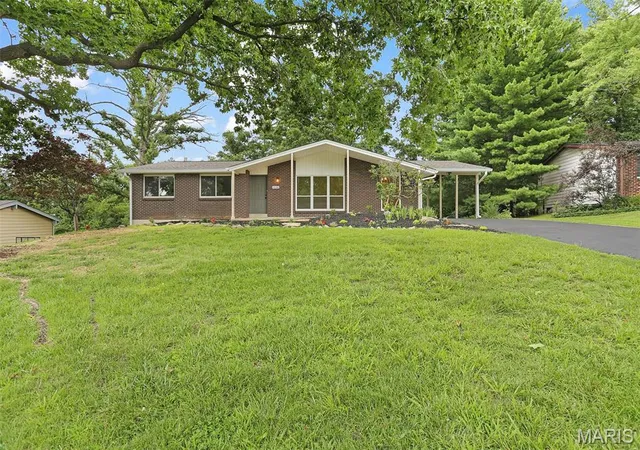 Homes for sale in Saint Louis, MO | 1036 Orchard Lakes Dr, Saint Louis, MO 63146 | MLS# MIS26043012