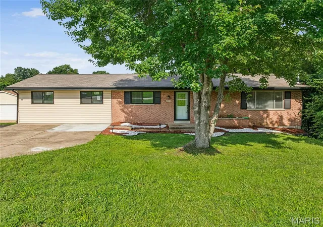 2nd image of 225 Day Dr, Saint Louis, MO 63135 | MLS# MIS26043018