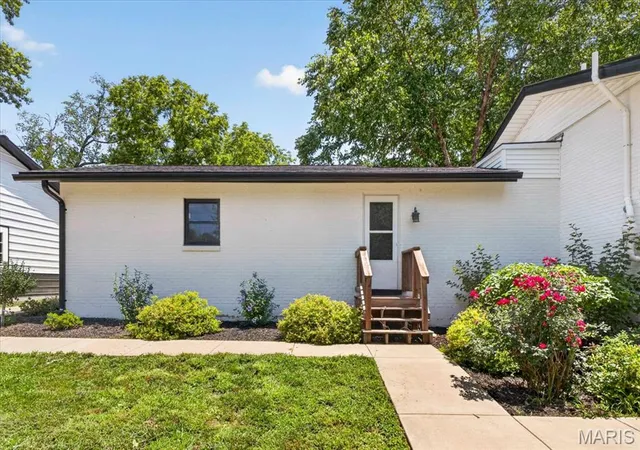 Homes for sale in Belleville, IL | 8400 W State Route 15, Belleville, IL 62223 | MLS# MIS26043025