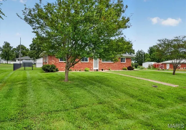 Photo 3 of Sale Pending at 261 E Back St, Hecker, IL 62248 | MLS# MIS26043026 | Listing updated on 2026-08-14