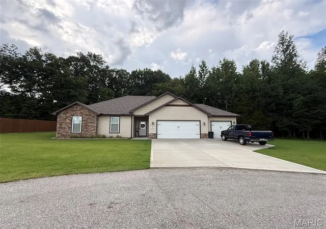 Homes for sale in Poplar Bluff, MO | 351 Wellington Dr, Poplar Bluff, MO 63901 | MLS# MIS26043038