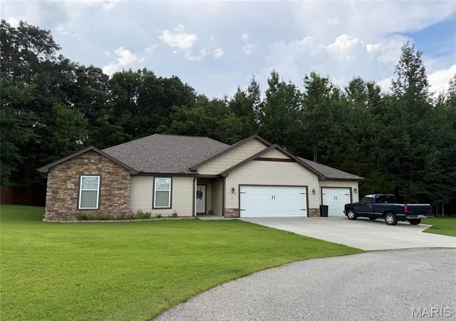 Homes for sale in Poplar Bluff, MO | 351 Wellington Dr, Poplar Bluff, MO 63901 | MLS# MIS26043038