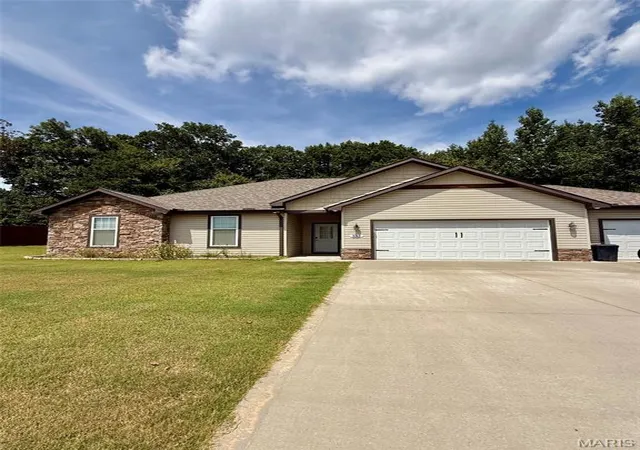 Photo 3 of Single family home for sale at 351 Wellington Dr, Poplar Bluff, MO 63901 | MLS# MIS26043038 | Listing updated on 2026-08-26