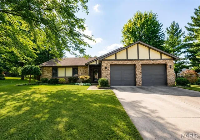 Homes for sale in Belleville, IL | 142 El Cerrito Dr, Belleville, IL 62221 | MLS# MIS26043040