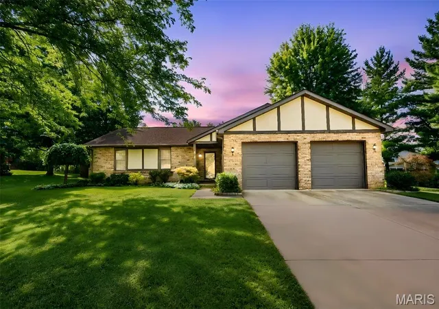 Homes for sale in Belleville, IL | 142 El Cerrito Dr, Belleville, IL 62221 | MLS# MIS26043040