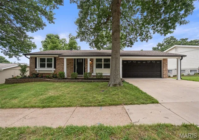 Homes for sale in Ballwin, MO | 628 Hickory Knoll Ct, Ballwin, MO 63021 | MLS# MIS26043054