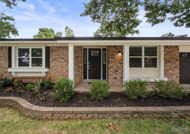 Homes for sale in Ballwin, MO | 628 Hickory Knoll Ct, Ballwin, MO 63021 | MLS# MIS26043054