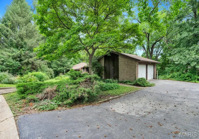 Homes for sale in Ferguson, MO | 10 Sassafras Ln, Ferguson, MO 63135 | MLS# MIS26043064