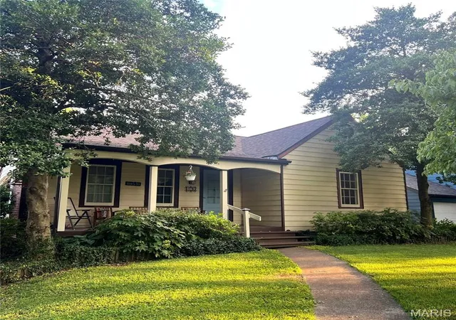 Homes for sale in Belleville, IL | 126 N 82nd St, Belleville, IL 62223 | MLS# MIS26043077