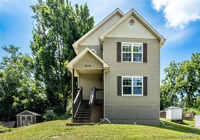 Photo 1 of Single family home for sale at 1319 N 4th St, Saint Charles, MO 63301 | MLS# MIS26043090 | Listing updated on 2026-08-27