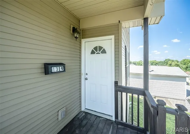 Photo 2 of Single family home for sale at 1319 N 4th St, Saint Charles, MO 63301 | MLS# MIS26043090 | Listing updated on 2026-08-27