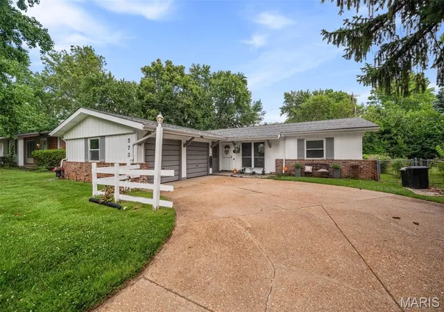 Homes for sale in Hazelwood, MO | 573 Coach Light Ln, Hazelwood, MO 63042 | MLS# MIS26043104