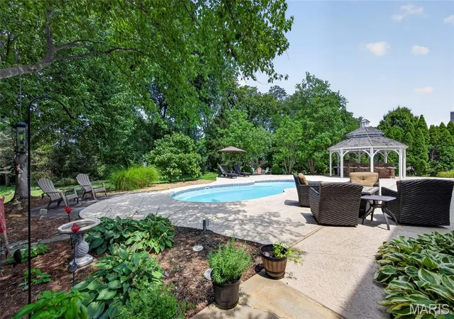 3rd image of 467 Oakshire Ln, Saint Louis, MO 63122 | MLS# MIS26043106