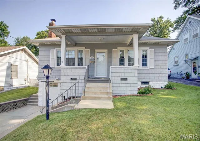 Homes for sale in Alton, IL | 3614 Berkeley Ave, Alton, IL 62002 | MLS# MIS26043107