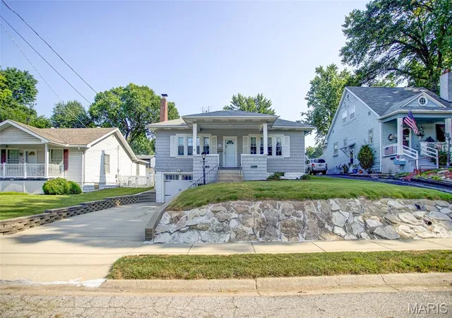 Homes for sale in Alton, IL | 3614 Berkeley Ave, Alton, IL 62002 | MLS# MIS26043107