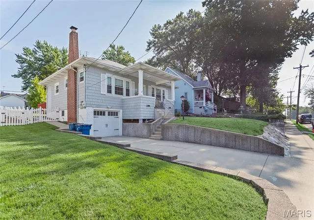 Homes for sale in Alton, IL | 3614 Berkeley Ave, Alton, IL 62002 | MLS# MIS26043107