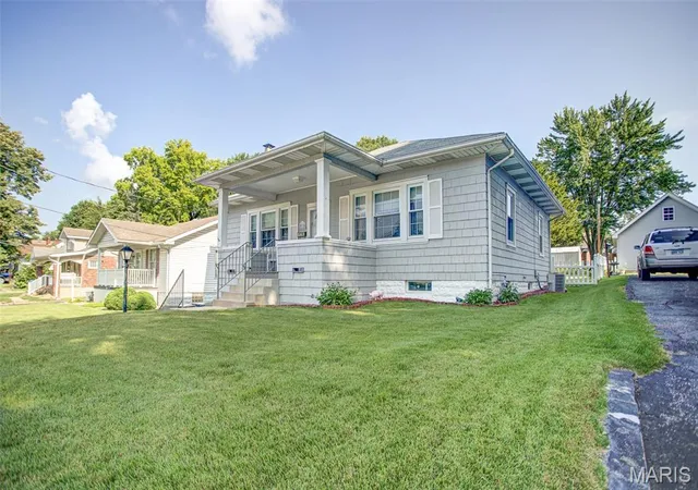 Homes for sale in Alton, IL | 3614 Berkeley Ave, Alton, IL 62002 | MLS# MIS26043107