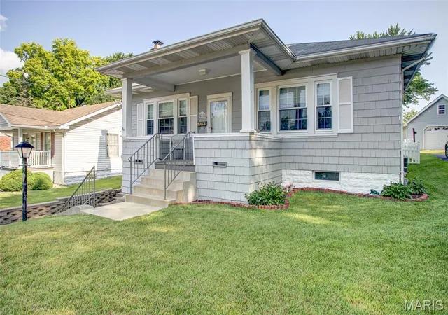 Homes for sale in Alton, IL | 3614 Berkeley Ave, Alton, IL 62002 | MLS# MIS26043107