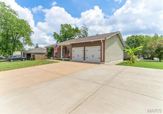 2nd image of 1308 Cave Springs Estate Dr, Saint Peters, MO 63376 | MLS# MIS26043125