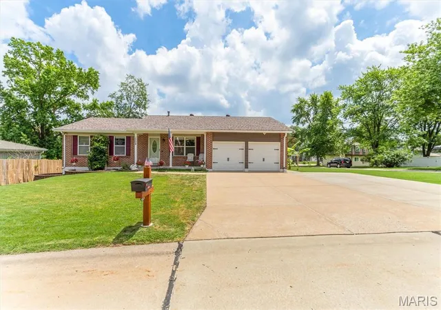 3rd image of 1308 Cave Springs Estate Dr, Saint Peters, MO 63376 | MLS# MIS26043125